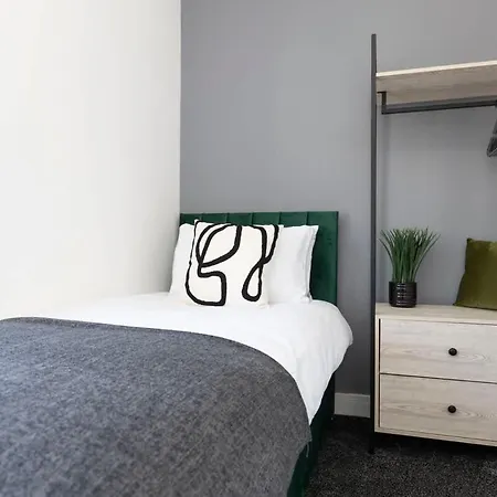 Contractor-friendly 4-bed 2-bath Apartment, Fast Wifi, רדקאר