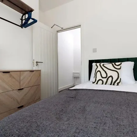 דירה Contractor-friendly 4-bed 2-bath Apartment, Fast Wifi,