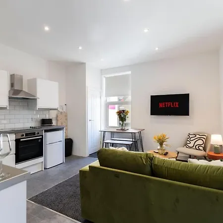 Contractor-friendly 4-bed 2-bath Apartment, Fast Wifi, דירה *