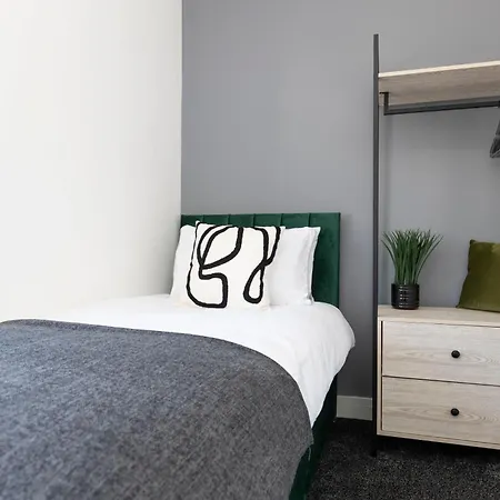 Contractor-friendly 4-bed 2-bath Apartment, Fast Wifi, アパート *