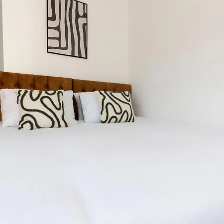 アパート Contractor-friendly 4-bed 2-bath Apartment, Fast Wifi, レッドカー