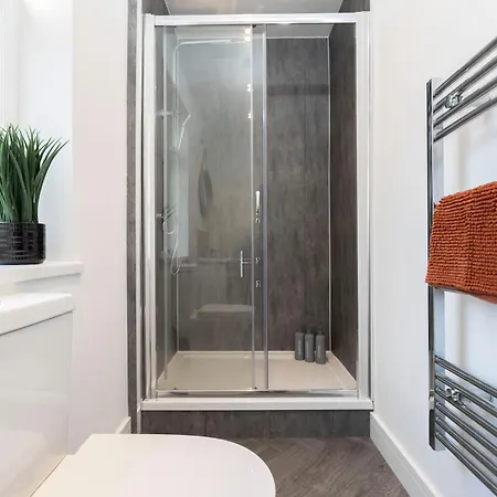 Contractor-friendly 4-bed 2-bath Apartment, Fast Wifi, アパート
