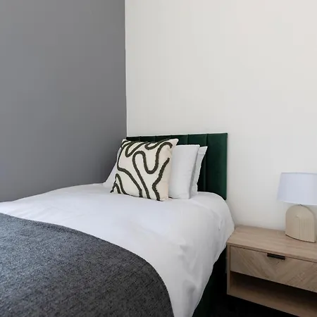 Contractor-friendly 4-bed 2-bath Apartment, Fast Wifi, *