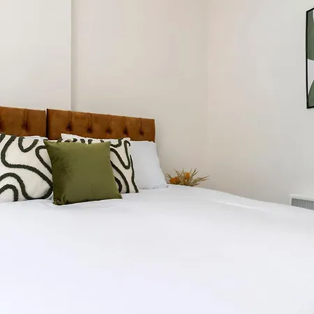 Contractor-friendly 4-bed 2-bath Apartment, Fast Wifi, アパート レッドカー