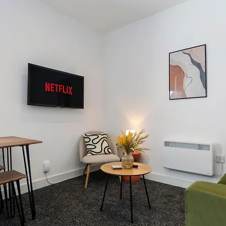 アパート Contractor-friendly 4-bed 2-bath Apartment, Fast Wifi,