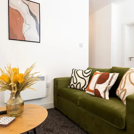 Contractor-friendly 4-bed 2-bath Apartment, Fast Wifi, アパート *