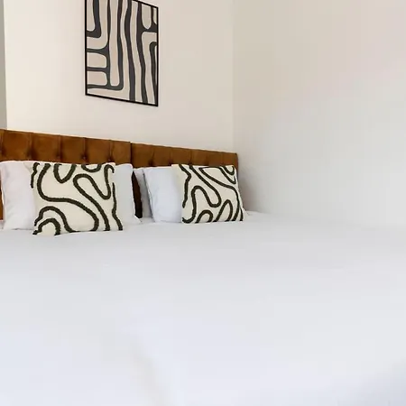Contractor-friendly 4-bed 2-bath Apartment, Fast Wifi, 아파트 *