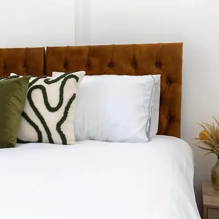 Contractor-friendly 4-bed 2-bath Apartment, Fast Wifi, 레드카