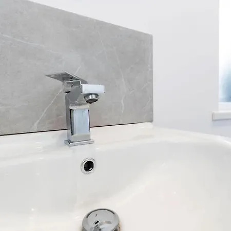 Contractor-friendly 4-bed 2-bath Apartment, Fast Wifi, 레드카
