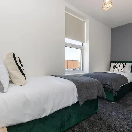 아파트 Contractor-friendly 4-bed 2-bath Apartment, Fast Wifi,