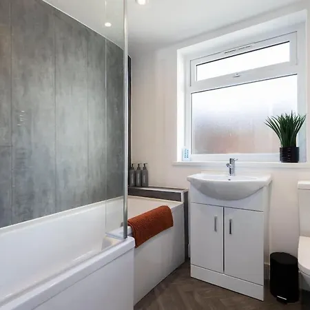 Contractor-friendly 4-bed 2-bath Apartment, Fast Wifi, 아파트 *