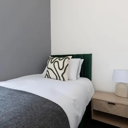Contractor-friendly 4-bed 2-bath Apartment, Fast Wifi, * 레드카