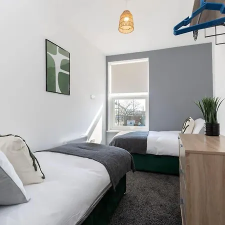 아파트 Contractor-friendly 4-bed 2-bath Apartment, Fast Wifi, 레드카