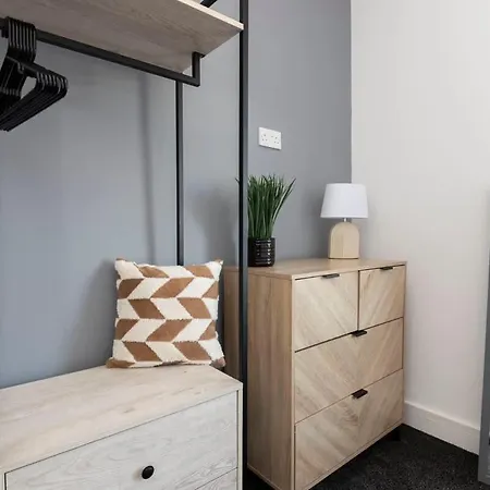 Contractor-friendly 4-bed 2-bath Apartment, Fast Wifi, 아파트 레드카