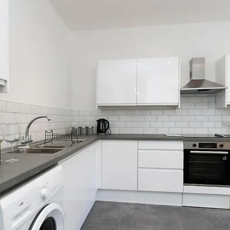 Contractor-friendly 4-bed 2-bath Apartment, Fast Wifi, 아파트 *
