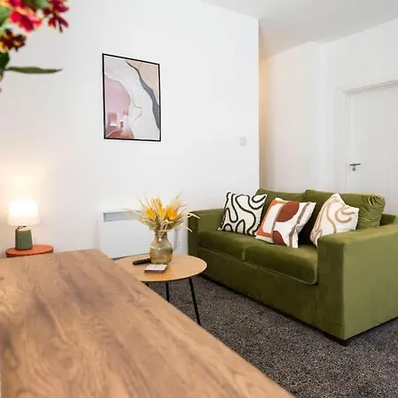 Contractor-friendly 4-bed 2-bath Apartment, Fast Wifi, * 레드카
