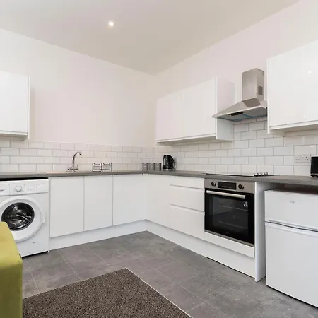 Contractor-friendly 4-bed 2-bath Apartment, Fast Wifi, * 레드카