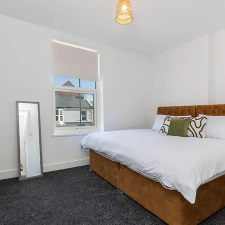 Contractor-friendly 4-bed 2-bath Apartment, Fast Wifi, 레드카