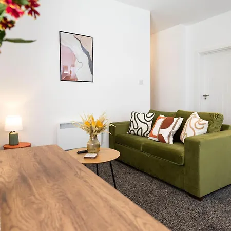 Contractor-friendly 4-bed 2-bath Apartment, Fast Wifi, 레드카