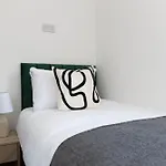 Contractor-friendly 4-bed 2-bath Apartment, Fast Wifi, Διαμέρισμα