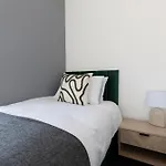 Contractor-friendly 4-bed 2-bath Apartment, Fast Wifi, *