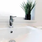 Contractor-friendly 4-bed 2-bath Apartment, Fast Wifi,