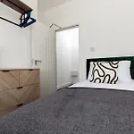 Contractor-friendly 4-bed 2-bath Apartment, Fast Wifi, Διαμέρισμα *