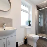 Contractor-friendly 4-bed 2-bath Apartment, Fast Wifi, Διαμέρισμα *