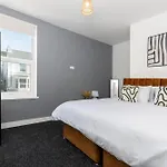 Contractor-friendly 4-bed 2-bath Apartment, Fast Wifi, Διαμέρισμα *