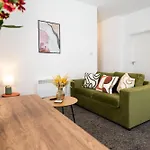 Contractor-friendly 4-bed 2-bath Apartment, Fast Wifi, Redcar