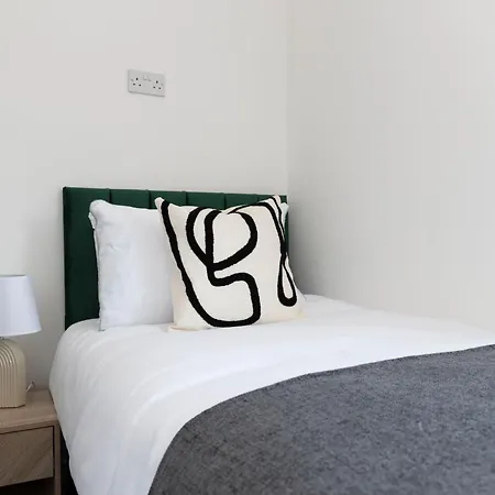 Contractor-friendly 4-bed 2-bath Apartment, Fast Wifi, 公寓