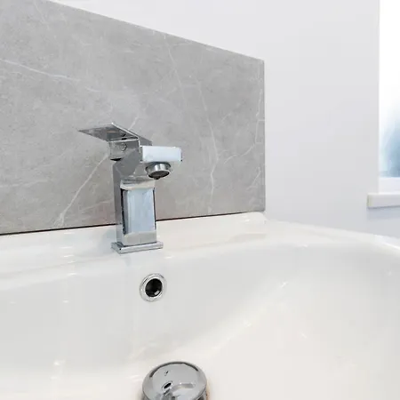 公寓 Contractor-friendly 4-bed 2-bath Apartment, Fast Wifi, 雷德卡