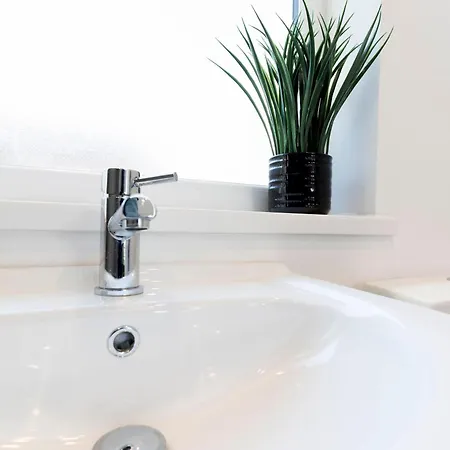 Contractor-friendly 4-bed 2-bath Apartment, Fast Wifi,