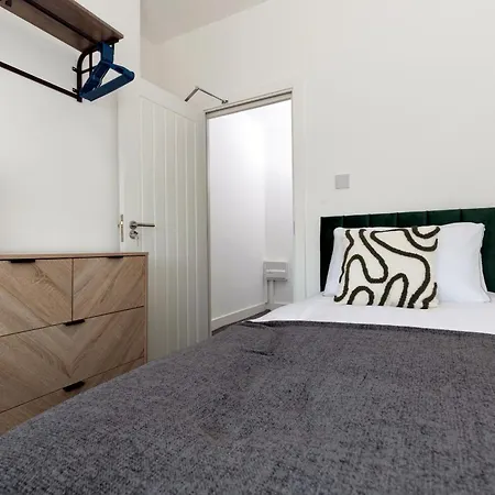 Contractor-friendly 4-bed 2-bath Apartment, Fast Wifi, 公寓 *