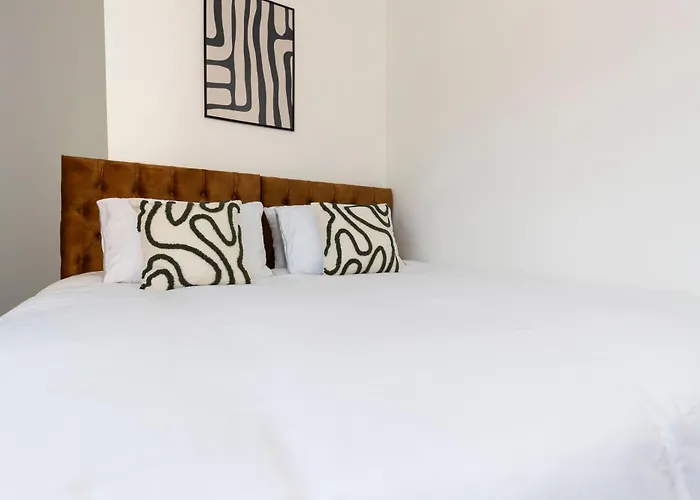 公寓 Contractor-friendly 4-bed 2-bath Apartment, Fast Wifi, 雷德卡