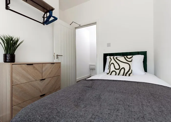 Contractor-friendly 4-bed 2-bath Apartment, Fast Wifi, 公寓 *